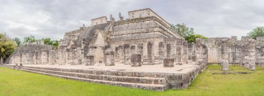 Chichen Itza olarak bilinen Maya mimarisinin eski piramit ve tapınağı. Bunlar eski Kolombiya öncesi medeniyetin kalıntıları ve insanlığın bir parçası..