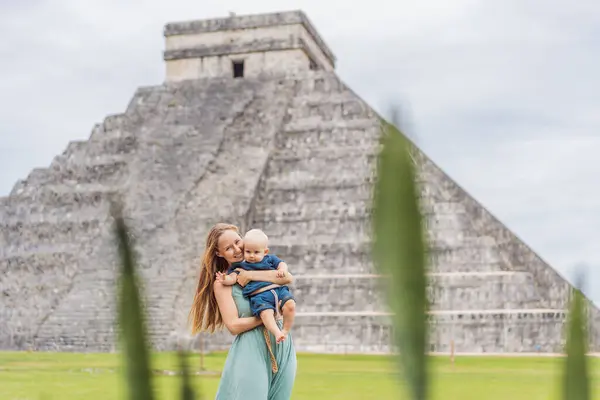 Beautiful Tourist Woman Her Son Baby Observing Old Pyramid Temple — Stock Photo, Image