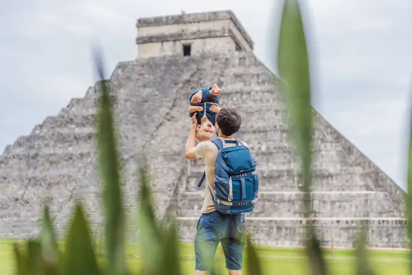 Отец Сын Туристы Наблюдают Старой Пирамидой Храмом Замка Архитектуры Майя Стоковое Изображение