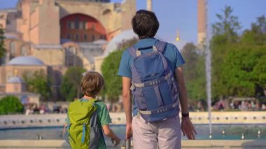 Baba oğul gezginler Aya Sophia 'nın ihtişamına hayran. İstanbullar' ın eski güzelliklerinin siluetinde yüzüyorlar.