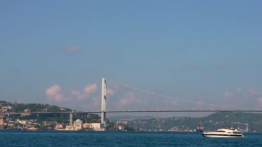 İstanbul Boğazı 'nın yumuşak sularından, kamera ikonik Boğaz' ı ya da 15 Temmuz Şehitler Köprüsü 'nü yakalar ve İstanbul' un ışıl ışıl yükselişini görüntüler.