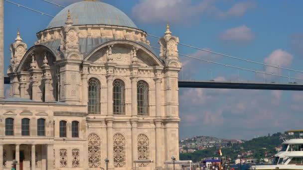 Приголомшлива Мечеть Ортакой Складним Фасадом Встановленим Тлі Босфорського Мосту Центрі Стоковий Відеоролик