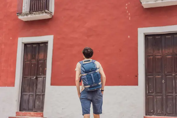 Человек Турист Исследует Оживленные Улицы Вальядолида Мексика Погружаясь Богатую Культуру Стоковое Изображение