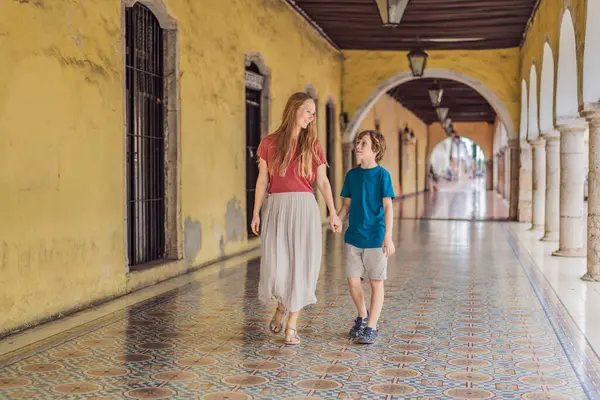 Turistas Madre Hijo Exploran Las Vibrantes Calles Valladolid México Sumergiéndose Fotos de stock