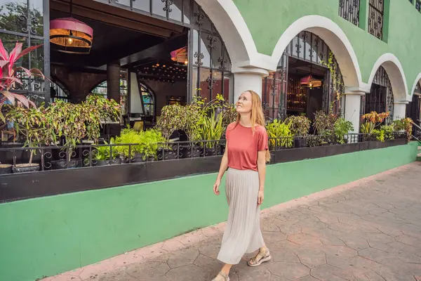 Женщина Туристка Исследует Оживленные Улицы Вальядолида Мексика Погрузившись Богатую Культуру Стоковое Фото