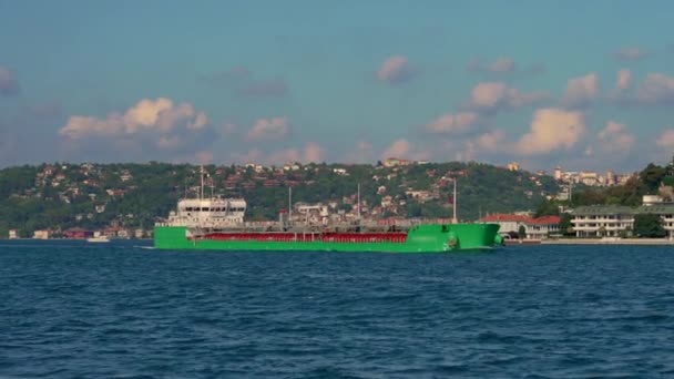 Oil Tanker Advances Bosphorus Strait Its Enormity Contrasts Narrow Waterway — Stock Video