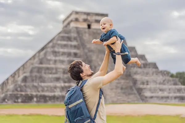 Vader Zoon Toeristen Observeren Oude Piramide Tempel Van Het Kasteel Stockfoto