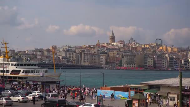 2012年5月5日 土耳其 伊斯坦布尔 一个引人注目的Istanbuls标志性的加拉塔的景象 雄伟地耸立在城市的天际线之上 许多人 船和海鸥站在前头 — 图库视频影像
