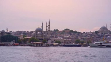 Bir feribottan görüldüğü gibi Istanbuls 'un tarihi şehir merkezinin ihtişamını kucaklayın. Boğaz kıyıları boyunca örülmüş tarihin ve modernliğin duvar halısı.
