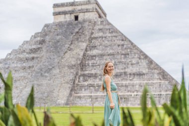 Chichen Itza olarak bilinen Maya mimarisinin eski piramidini ve tapınağını gözlemleyen güzel bir turist kadın. Bunlar eski Kolombiya öncesi medeniyetin kalıntıları.