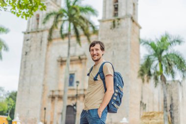 Erkek turist, Valladolid, Meksika 'nın canlı sokaklarını keşfediyor. Kendini bu büyüleyici koloni kasabasının zengin kültürüne ve renkli mimarisine kaptırıyor..