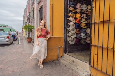 Kadın turist, Meksika Valladolid 'in canlı sokaklarını keşfediyor. Kendini zengin kültüre ve bu büyüleyici koloni kasabasının renkli mimarisine kaptırıyor..