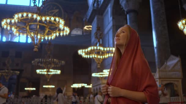 Een Vrouw Toerist Haar Hoofd Gedrapeerd Een Sjaal Staat Ontzag — Stockvideo