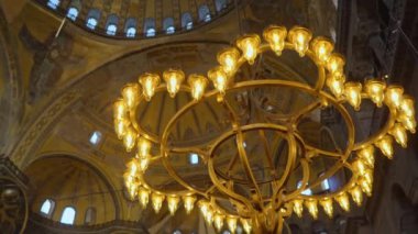 Bu İstanbul mucizesinin büyük kubbelerinden ve duvarlarından tarihin fısıldadığı Ayasofyas 'ın iç dünyasının ihtişamını elde eden bir bakış.
