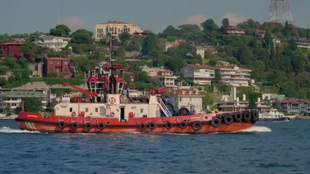 一艘沿海安全船穿过博斯普鲁斯海峡水域 确保了这条重要而风景如画的海上走廊的安全通行 Kiyi Emniyeti 这个词从土耳其语翻译为 Coastal — 图库视频影像
