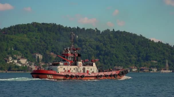 Ein Küstensicherheitsschiff Durchquert Die Gewässer Der Bosporus Straße Und Gewährleistet — Stockvideo