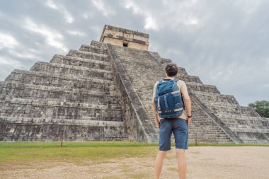 Chichen Itza olarak bilinen Maya mimarisinin eski piramit ve tapınağını gözlemleyen turist. Bunlar eski Kolombiya öncesi medeniyetin kalıntıları ve insanlığın bir parçası..
