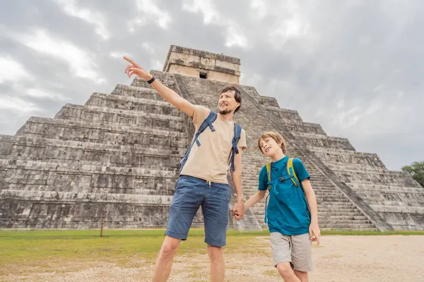 Tatăl Fiul Turiști Observând Vechea Piramidă Templul Castelului Arhitecturii Maya Fotografie de stoc