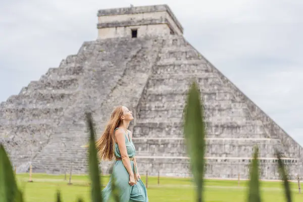 Hermosa Turista Observando Antigua Pirámide Templo Del Castillo Arquitectura Maya Imagen de archivo