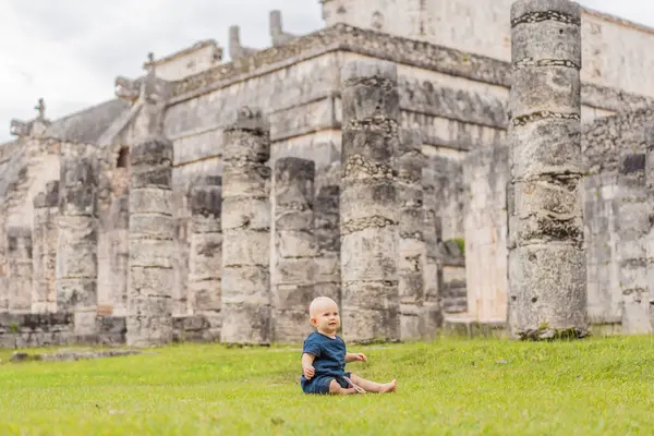 Bebé Viajero Turistas Observando Antigua Pirámide Templo Del Castillo Arquitectura Fotos de stock