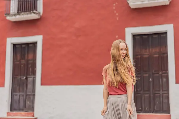 Femme Touriste Explore Les Rues Animées Valladolid Mexique Immergeant Dans Photos De Stock Libres De Droits