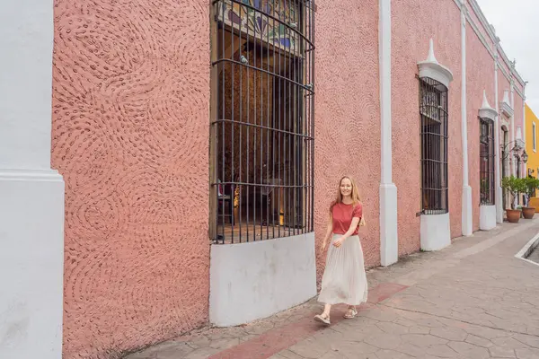 Vrouw Toerist Verkent Levendige Straten Van Valladolid Mexico Onderdompelen Zich Stockafbeelding