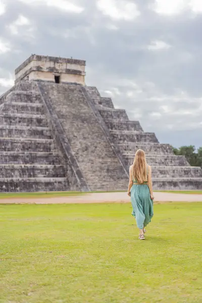 Hermosa Turista Observando Antigua Pirámide Templo Del Castillo Arquitectura Maya Imagen de stock