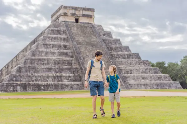Padre Hijo Turistas Observando Antigua Pirámide Templo Del Castillo Arquitectura Imágenes de stock libres de derechos