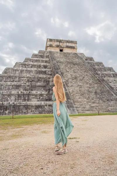 Hermosa Turista Observando Antigua Pirámide Templo Del Castillo Arquitectura Maya Imagen de stock