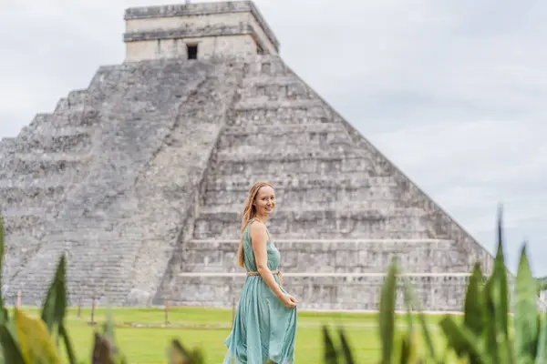 Femeie Turistică Frumoasă Care Observă Vechea Piramidă Templul Castelului Arhitecturii Fotografie de stoc