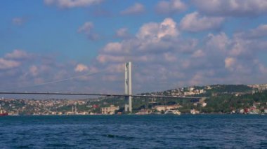 İstanbul Boğazı 'nın yumuşak sularından, kamera ikonik Boğaz' ı ya da 15 Temmuz Şehitler Köprüsü 'nü yakalar ve İstanbul' un ışıl ışıl yükselişini görüntüler.