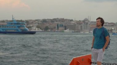 Galataport 'un canlı atmosferine dalan genç bir turist, iskele boyunca neşeli bir yürüyüşle İstanbul' un cazibesine kapılıyor.