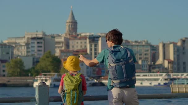 一对父子关系在伊斯坦布尔欧洲一侧风景如画的风景之上 标志性的加拉塔伸向远方的天空 慢动作视频 — 图库视频影像