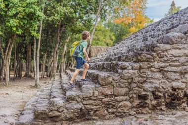 Coba, Meksika 'da erkek turist. Meksika 'daki antik Maya şehri. Coba arkeolojik bir alan ve Yucatan Yarımadası 'nın ünlü bir simgesidir. Meksika 'da bir piramidin üzerindeki bulutlu gökyüzü.