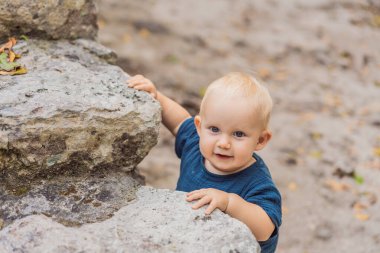 Coba, Meksika 'da bebek turist. Meksika 'daki antik Maya şehri. Coba arkeolojik bir alan ve Yucatan Yarımadası 'nın ünlü bir simgesidir. Meksika 'da bir piramidin üzerindeki bulutlu gökyüzü.