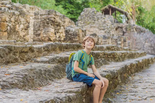 Coba, Meksika 'da erkek turist. Meksika 'daki antik Maya şehri. Coba arkeolojik bir alan ve Yucatan Yarımadası 'nın ünlü bir simgesidir. Meksika 'da bir piramidin üzerindeki bulutlu gökyüzü.