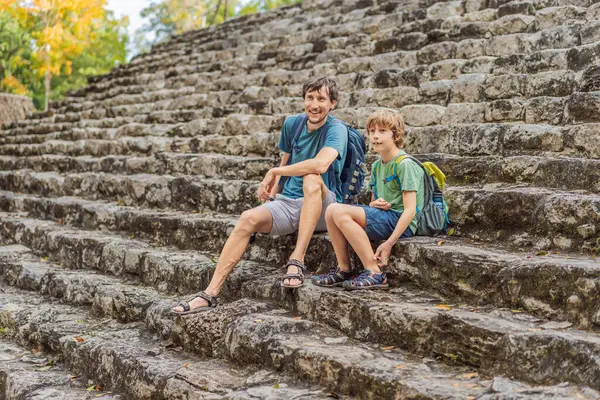 Turiștii Tatălui Fiului Coba Mexic Orașul Antic Mayan Din Mexic Imagini stoc fără drepturi de autor