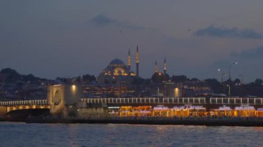 İstanbullar 'ın tarihi merkezi gece güzel aydınlatılmış bir cami ve Golden Horn körfezine yayılmış Galata Köprüsü' nün parıldayan ışıkları ile canlanır..