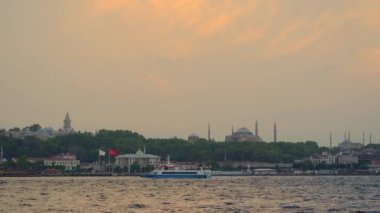 İstanbul 'un tarihi kalbi, feribotların Aya Sophia, Topkapı Sarayı ve Mavi Cami' nin ufku şereflendirdiği Haliç Koyu 'nda gezindiği suların kıyısından açılır..