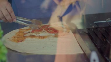 Bir sokak satıcısı, yerel bir aşçılık zevki olan ünlü Balik Ekmek ambalajını ustalıkla hazırlarken, Istanbuls tatlarına dalmak. Yavaş çekim videosu
