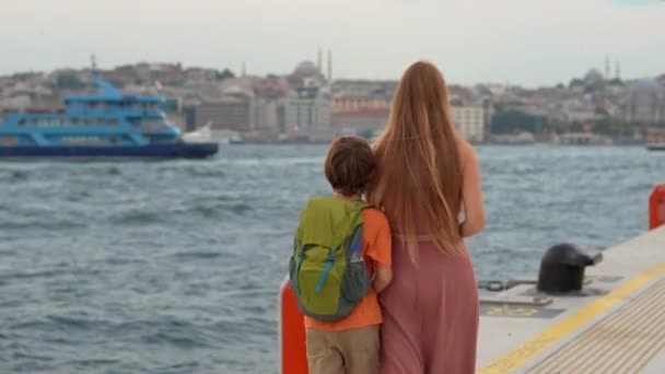 Zanurzony Tętniącej Życiem Atmosferze Galataport Młoda Kobieta Jej Syn Turystów — Wideo stockowe