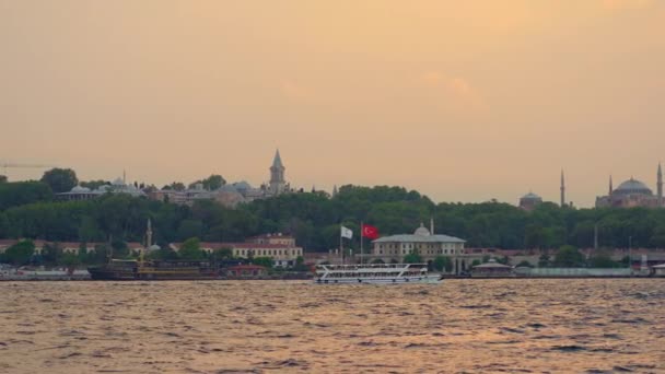Historic Heart Istanbul Unfolds Waters Edge Ferries Cruise Golden Horn — Vídeo de Stock