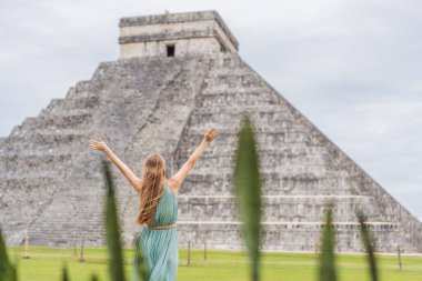 Chichen Itza olarak bilinen Maya mimarisinin eski piramidini ve tapınağını gözlemleyen güzel bir turist kadın. Bunlar eski Kolombiya öncesi medeniyetin kalıntıları.