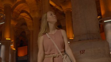 İstanbul 'un antik sarnıçlarını gezen genç bir kadın, bir zamanlar tatlı su rezervleriyle dolu bir yeraltı mucizesi, tarihi derinliklerini ve dingin atmosferini keşfediyor..