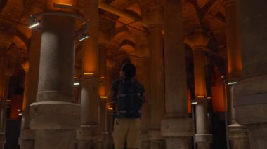 İstanbul 'un antik sarnıçlarını gezen genç bir kadın, bir zamanlar tatlı su rezervleriyle dolu bir yeraltı mucizesi, tarihi derinliklerini ve dingin atmosferini keşfediyor..