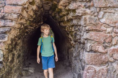 Coba, Meksika 'da erkek turist. Meksika 'daki antik Maya şehri. Coba arkeolojik bir alan ve Yucatan Yarımadası 'nın ünlü bir simgesidir. Meksika 'da bir piramidin üzerindeki bulutlu gökyüzü.