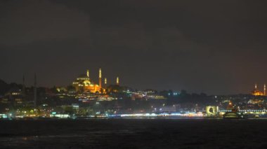 İstanbul 'da bir gece feribotuna binin. Şehrin tarihi merkezi yanıyor ve camiler aydınlatılmış Galata Köprüsü' nün yanında parıldıyor.