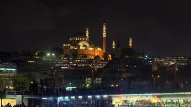 İstanbul 'da bir gece feribotuna binin. Şehrin tarihi merkezi yanıyor ve camiler aydınlatılmış Galata Köprüsü' nün yanında parıldıyor.