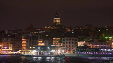 Gece çöktüğünde İstanbul 'da feribot turu atın. Şehir merkezinin çarpıcı manzarası ve gökdeleni aydınlatan Galata Kulesi..