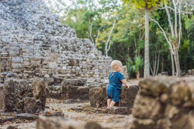 Coba, Meksika 'da bebek turist. Meksika 'daki antik Maya şehri. Coba arkeolojik bir alan ve Yucatan Yarımadası 'nın ünlü bir simgesidir. Meksika 'da bir piramidin üzerindeki bulutlu gökyüzü.